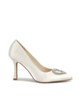 Clarice Hochzeitsschuhe – elegante, färbbare Hochzeitsschuhe aus elfenbeinfarbenem Satin mit einer eleganten, spitzen Zehenpartie, funkelnder Kristallschnallenverzierung und einem schlanken hohen Stilettoabsatz, perfekt für Bräute, die zeitlose und anpassbare Brautschuhe suchen.